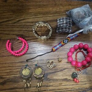 Vintage Collection - Lot of jewelry wearable mixed materials