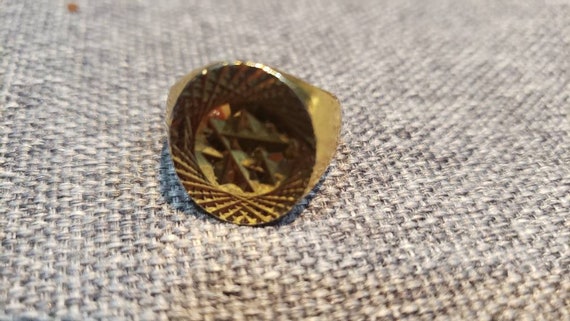 Vintage gold color metal Star signet ring size 6 - image 2