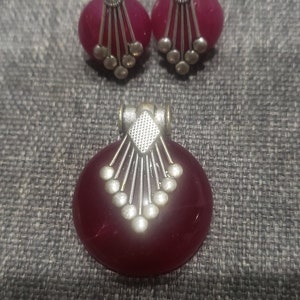 Vintage set of silver tone and red agate Etruscan style stud earrings and pendant image 1