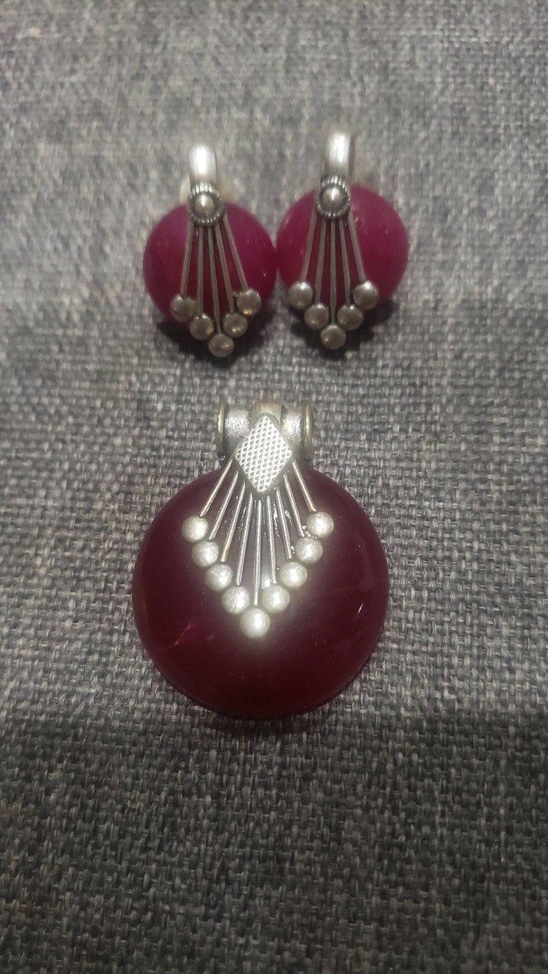 Vintage set of silver tone and red agate Etruscan style stud earrings and pendant image 1