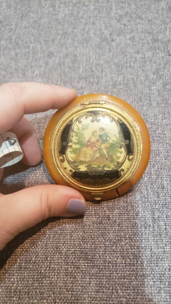 Antique Victorian style courting couple Picture butterscotch bakelite compact mirror