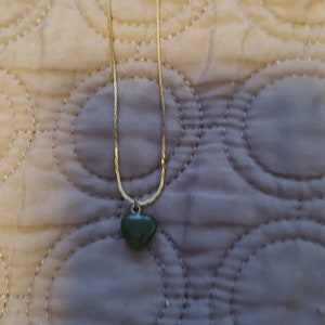 Collier vintage en or 12 carats avec pendentif coeur en jade vert image 1