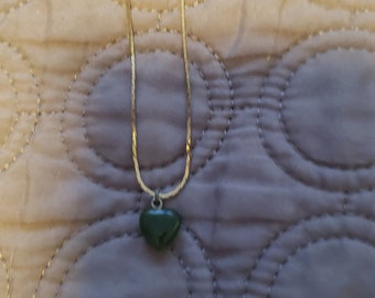 Collier vintage en or 12 carats avec pendentif coeur en jade vert