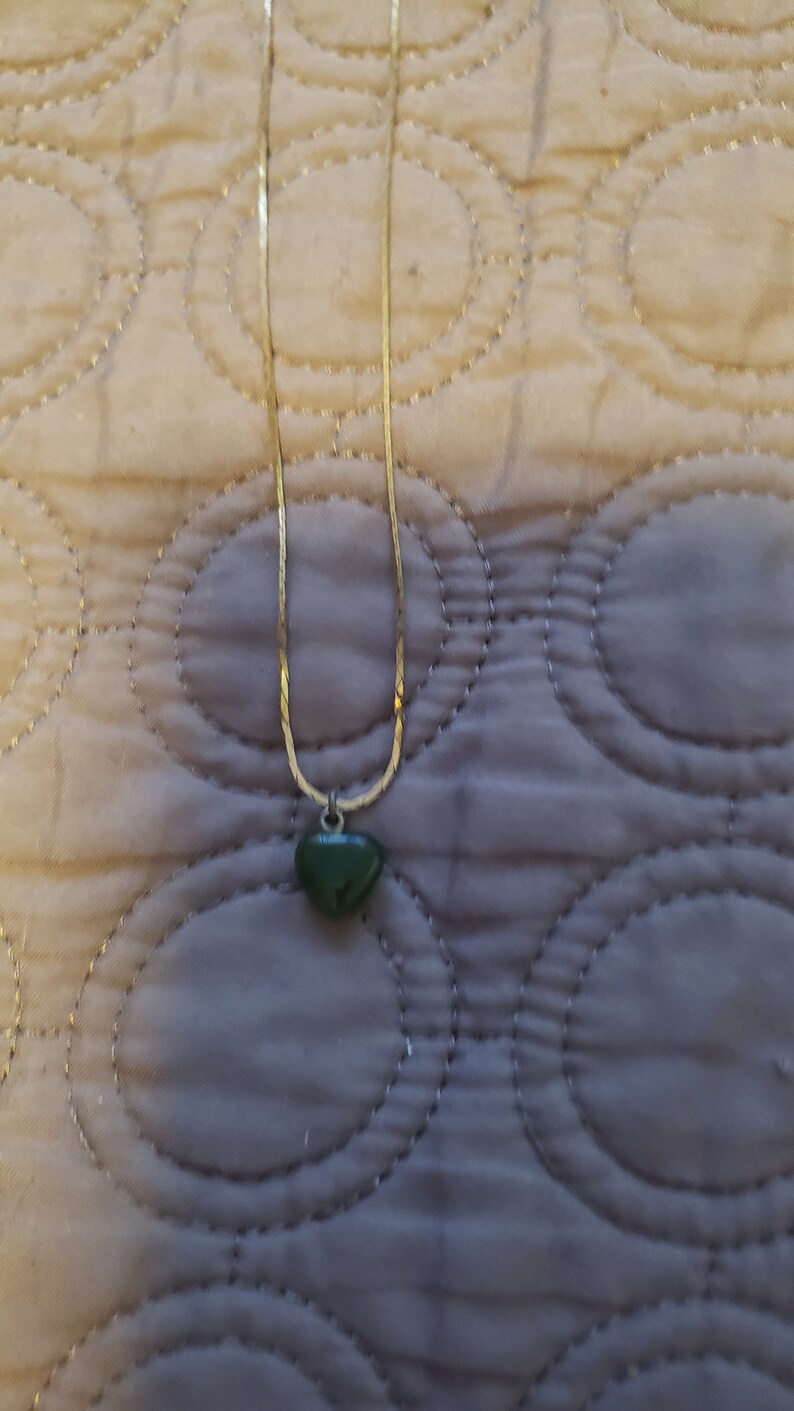 Collier vintage en or 12 carats avec pendentif coeur en jade vert image 1