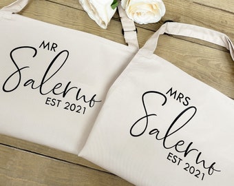 Ensemble de TABLIERS POUR COUPLES PERSONNALISÉS - Tabliers M. & Mme. Cadeau pour couple assorti, Cadeau d'anniversaire, Cadeau de mariage, Cadeau pour la future mariée.