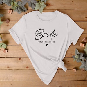 花嫁Tシャツ | 未来のミセスTシャツ | パーソナライズされた花嫁ギフト | 婚約ギフト | ユニークなブライダルシャワーギフト | 花嫁になるトップ
