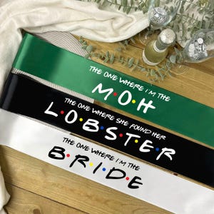 フレンズをテーマにしたパーソナライズされたヘンパーティーサッシュ - 私が花嫁/結婚するシーン | ヘンパーティーアクセサリー、カスタムテキスト、花嫁になる