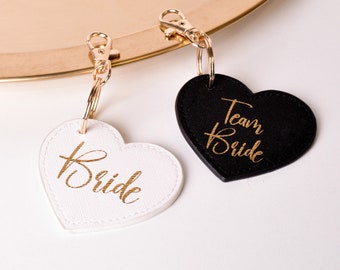 TEAM BRIDE Heart Keyrings - Porte-clés de mariée, Cadeau de fête de poule, Cadeau de demoiselles d’honneur, Cadeau de mariée, Faux cuir, Charme de sac, Proposition de demoiselle d’honneur