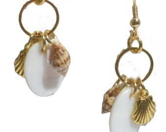 Earwires made with gold-colored hoops, 2 metal gold-colored shell charms, a white shell charm. Handcrafted earring, Ibiza earring, Per Elle