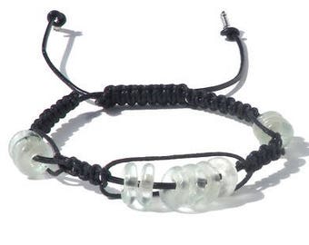 Schwarze Herrenarmband mit Lederschnur, Wachsfaden, transparante Glasscheiben. Handgeknöpfte Armreif für Männer, Ibiza Stil, schwarze Leder