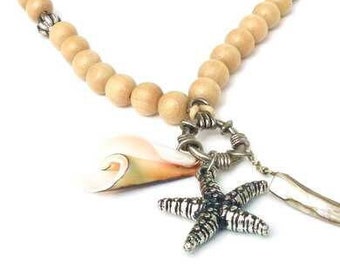 Beige necklace, wooden beads, silver-coloured beads. Handcrafted collar with ring, beige mother-of-pearl, starfish metal pendant , Per Elle