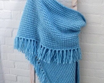 Blauwe gebreide sjaal met franjes. Handgebreide omslagdoek, lange brede schouderdoek, trendy hemelsblauwe sjaal, franjes aan de lange kant