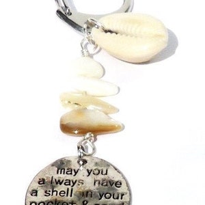 Bag charm, keychain with charm, cowrie shell, écru mother of pearl, silver-colored charm. Beach accessories, sea, summer, bag, key ring