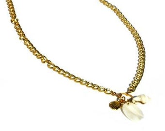 Gold-colored necklace with a goldplated metal charm and 2 shell charms. Handcrafted necklace with gold colored chain links, closure, charm