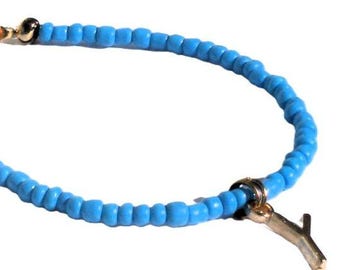 Initial bracelet with seed beads, gold colored charm with a letter of your choice, handmade wristlet, glass beads coral red, sea green, blue