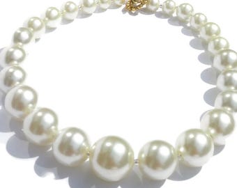 Bold trendy necklace, écru glass pearls, acrylic pearls. Handcrafted collar, big off-white beads, gold colored toggle clasp, Per Elle jewel
