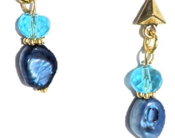 Gold-colored stud earring with pearl and faceted bead. Triangle ear stud with handmade pendant, freshwater pearl blue, purple, green, pink
