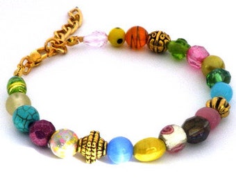 Armband mit Perlen in verschiedene Farben und goldfarbenen Perlen. Selbstgemachte Armreif, Perlen von Glas, Keramik, Tiger Auge, Per Elle