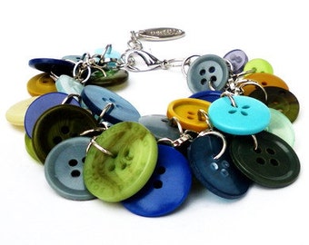 Button bracelet in aqua colors. Handcrafted wristband, silver-colored chain, buttons, blue, lime green, aquamarine, green, grey, Per Elle
