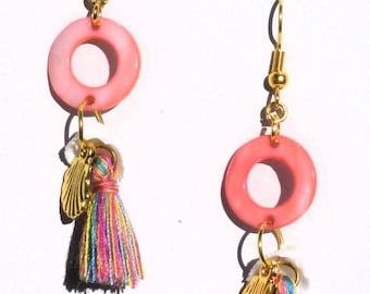 Gold tone shell earrings with round shell charm, fabric tassel, metal gold-colored shell and a white shell. Handmade pendant, Per Elle jewel