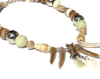 Necklace with ceramic beads, shell beads, mother-of-pearl. Handcrafted collar with beige beads, écru beads, silver-coloured beads (Lacona)