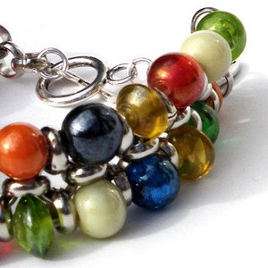 Multicolour bracelet with glass beads and silver-colored rollo chain. Handcrafted wristband, silver colored toggle clasp, boho chic jewelry image 4