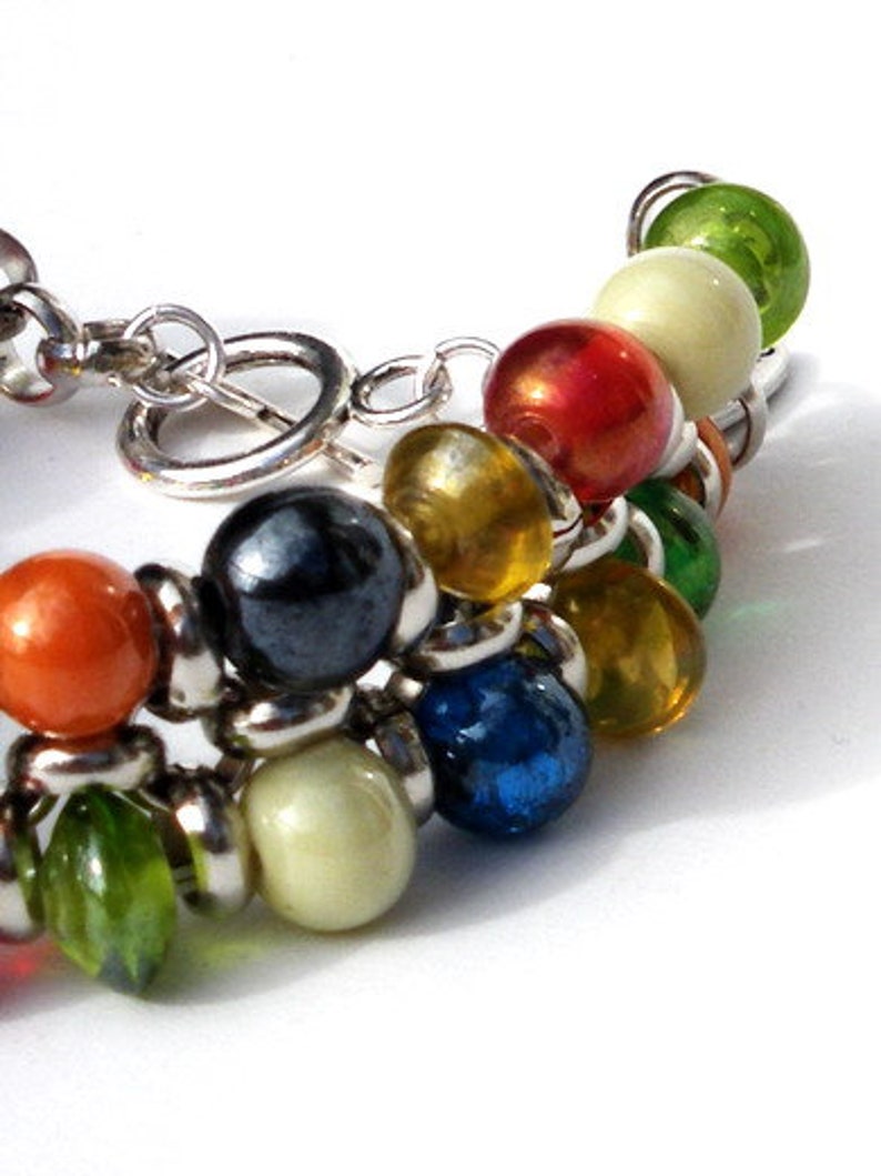 Multicolour bracelet with glass beads and silver-colored rollo chain. Handcrafted wristband, silver colored toggle clasp, boho chic jewelry image 4