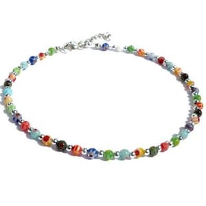 Può includere: Una collana di perline colorate con una chiusura argentata. Le perline sono piccole e rotonde, e sono disposte in un motivo casuale. La collana è perfetta per aggiungere un tocco di colore a qualsiasi outfit.