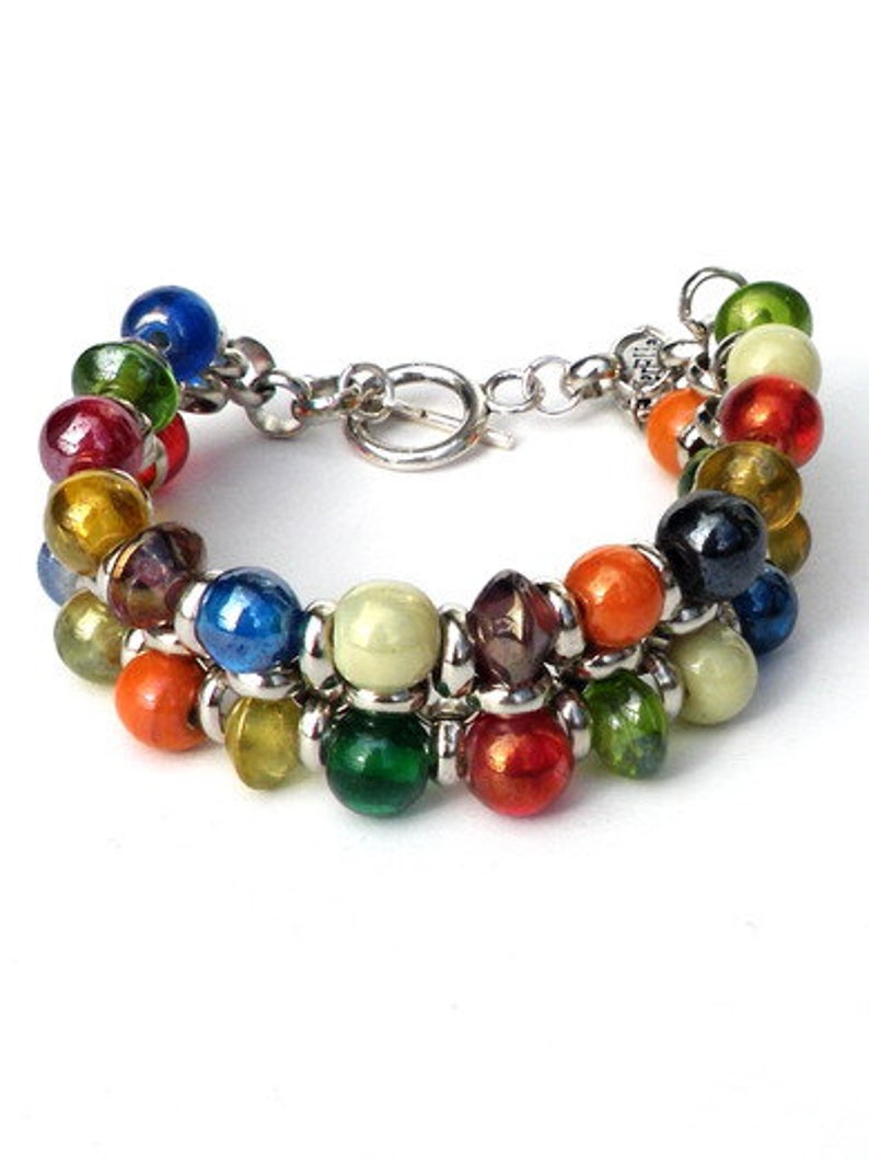 Multicolour bracelet with glass beads and silver-colored rollo chain. Handcrafted wristband, silver colored toggle clasp, boho chic jewelry image 2
