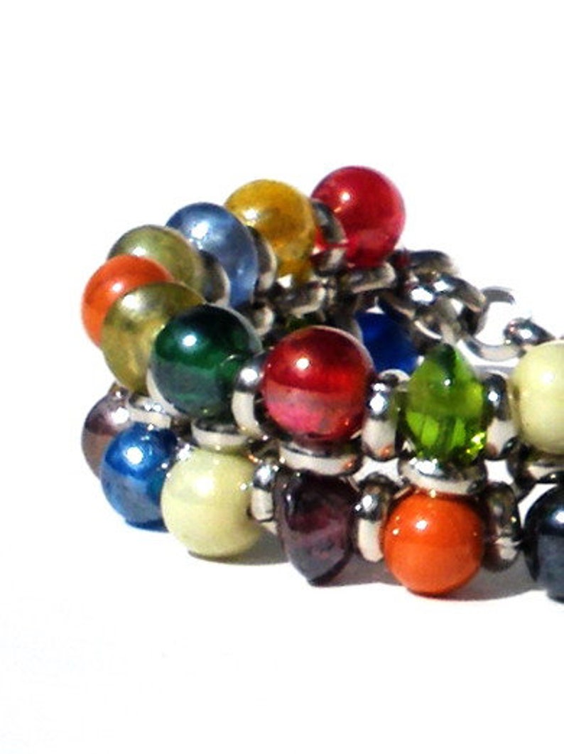 Multicolour bracelet with glass beads and silver-colored rollo chain. Handcrafted wristband, silver colored toggle clasp, boho chic jewelry image 3