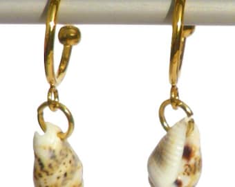 Hoop earrings with shell charms, Gold colored ear stud, hoop earring with shell, in beige off-white, brown white, gold-tone hoops, Per Elle