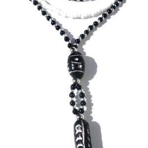 Halsketting van glaskralen, rocailles en keramiek in zwart, wit en zilverkleur. Handgemaakte ketting met bewerkte zwart-witte keramiekkralen afbeelding 2