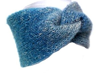 Handknitted headband with a twist in blue and turquoise. Handmade hairband hipster, hand knit ear warmer, headgear hipster, turban Per Elle