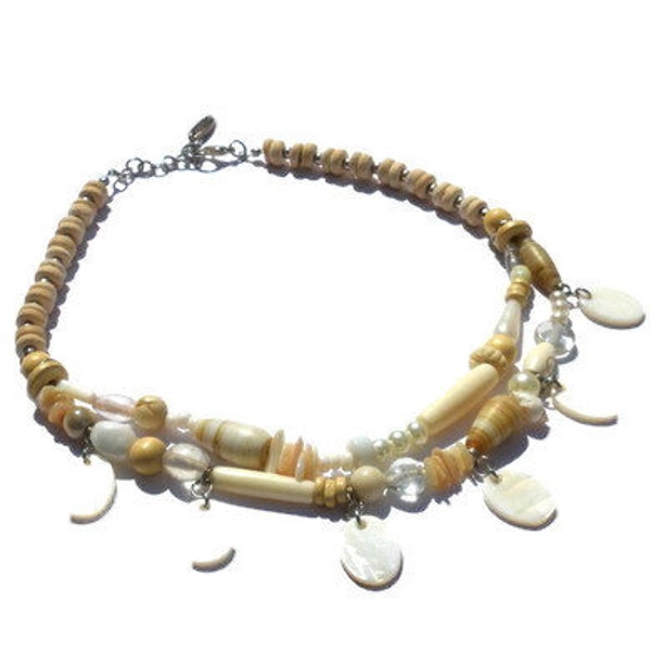 Kette mit Perlen aus Keramik, Muschel, Perlmutt, Glas, Kokosnuss, Bein in Beige und Cremeweiß. 2-Reihige Collier kette mit Muschelanhängern