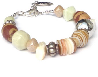 Bracelet with écru, beige and brown beads, écru shell beads. Handcrafted wristband with cream and beige ceramic beads, Per Elle Jewellery