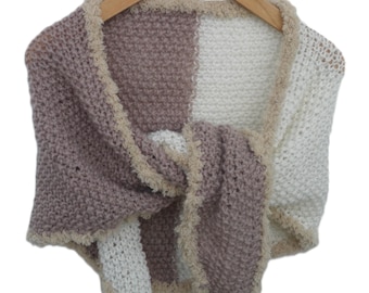 Knitted triangle scarf in beige and off-white. Hand knit scarfette with Teddy yarn crocheted edge, neckerchief mossstitch, Per Elle knitwear
