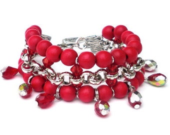 Red bracelet, glass beads, wooden beads, facetted beads. Handcrafted red wristband, silver coloured rollo chain, lobster closure, wristlet