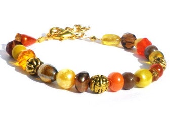 Armband mit Perlen in braun, gelb, orange und goldfarbenen Perlen. Selbstgemachte Armreif, Perlen von Glas, Keramik, Tiger Auge, Per Elle