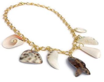 Multi charm necklace, gold-coloured chain links and closure, necklace with shell pendants. Necklace with charms, mother of pearl, Ibiza boho