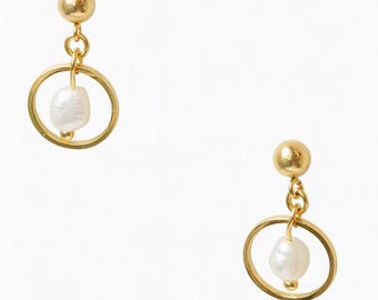 Gold‑tone Freshwater Pearl Stud Earrings – Handmade minimalist earring, genuine freshwater pearl, goldplated stud 5 mm, Per Elle jewelry.