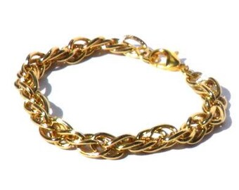 Lightweight gold colored bracelet. Handcrafted wristlet with twisted links and a gold tone clasp, gold colored metal chain, Per Elle jewelry