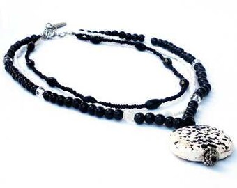 Necklace black, white and transparent glass beads and seed beads, handcrafted collar, beaded necklace ceramic pendant, boho jewelry Per Elle