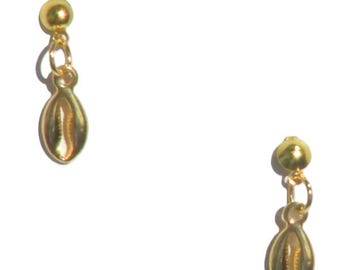 Gold-colored stud earrings with pendant. Handmade earring with feather, mandala or shell charm, pendant goldplated, earring studs, stud 5 mm