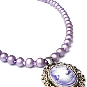 Necklace lilac seed beads, light purple wooden beads, violet cameo. Handcrafted collar, purple cameo pendant, cabochon cameo lady portrait image 3