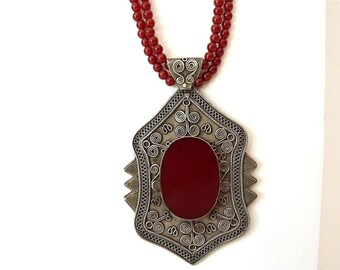 Long double-breasted carnelian necklace with silver pendant from Afghanistan, ethno necklace, carnelian necklace with Afghan silver pendant