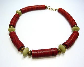 Colar feito de placas de baquelite vermelha, jade e contas de latão africanas, contas comerciais da África, colar curto vermelho, joias étnicas