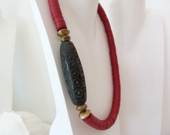 Colar vermelho feito de placas de baquelite com grandes contas de jade chinesas e contas de latão africanas, joias étnicas, colar africano