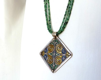 Long necklace in green aventurine with Moroccan silver pendant, enamelled pendant, green blue yellow enamelled, ethnic jewelry, Morocco