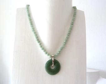 Collana di giada verde chiaro con ciondolo di giada, collana corta con pietre preziose, collana di giada, collana di giada verde, ciambella di giada, ciondolo a ciambella