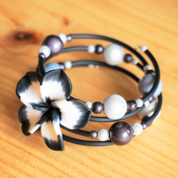 Bracelet with memory wire - Polymer clay flower and rubber tubing. Color white, grey and black. Woman, girl, wedding, gift